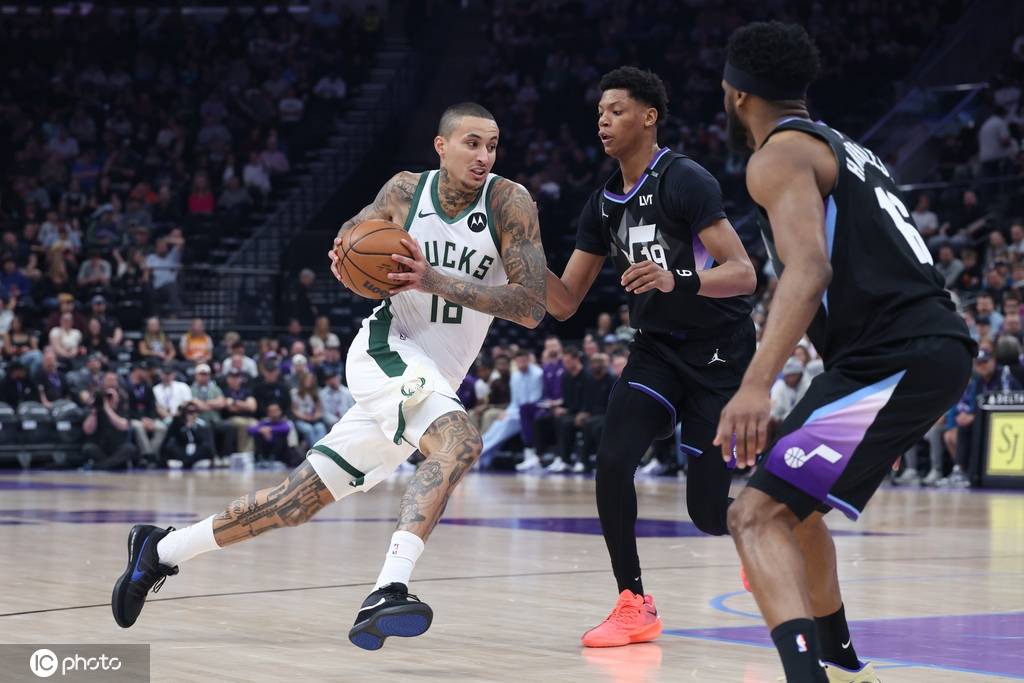 贝利33分哈克利斯23+10 爵士狂胜雄鹿